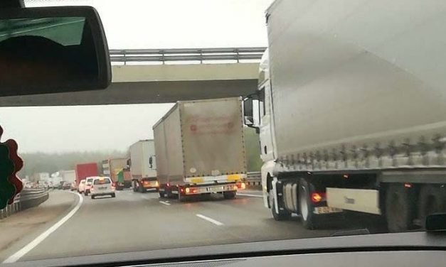 Baleset miatt beállt az M0-ás, Biatorbágynál is araszolnak az autók
