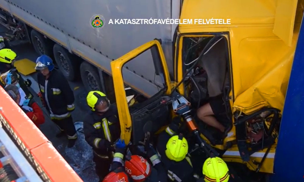 Úgy összepréselte a kamion a férfit az M0-áson, hogy azt hitték meghalt, végül a saját lábán jött ki a roncsból