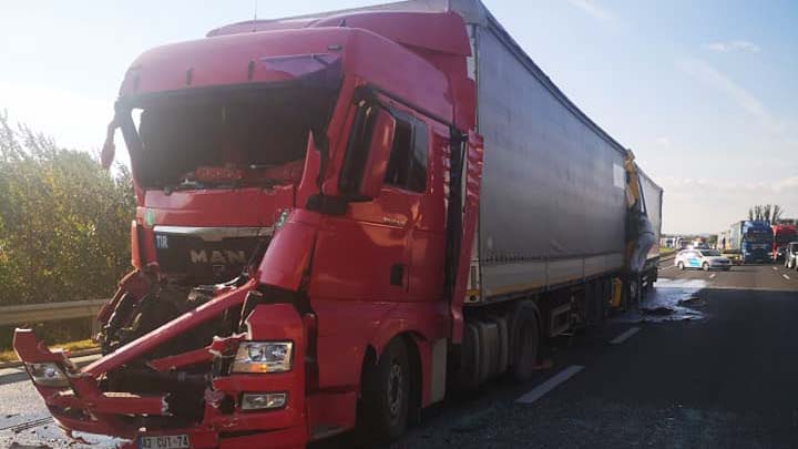 Súlyos kamionbaleset az M0 autóúton, 10 kilométeres a torlódás