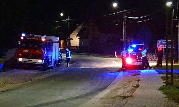 Elmenekült a sofőr, aki az autójával belecsapódott egy gyerekekkel teli Audiba Pátyon, a helyi trafikban fogták el