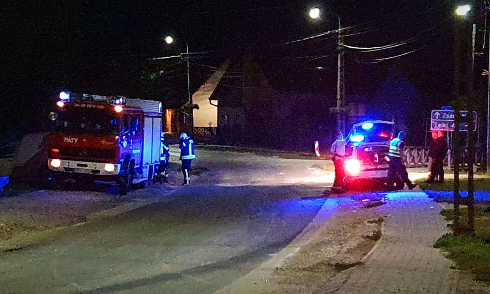 Elmenekült a sofőr, aki az autójával belecsapódott egy gyerekekkel teli Audiba Pátyon, a helyi trafikban fogták el