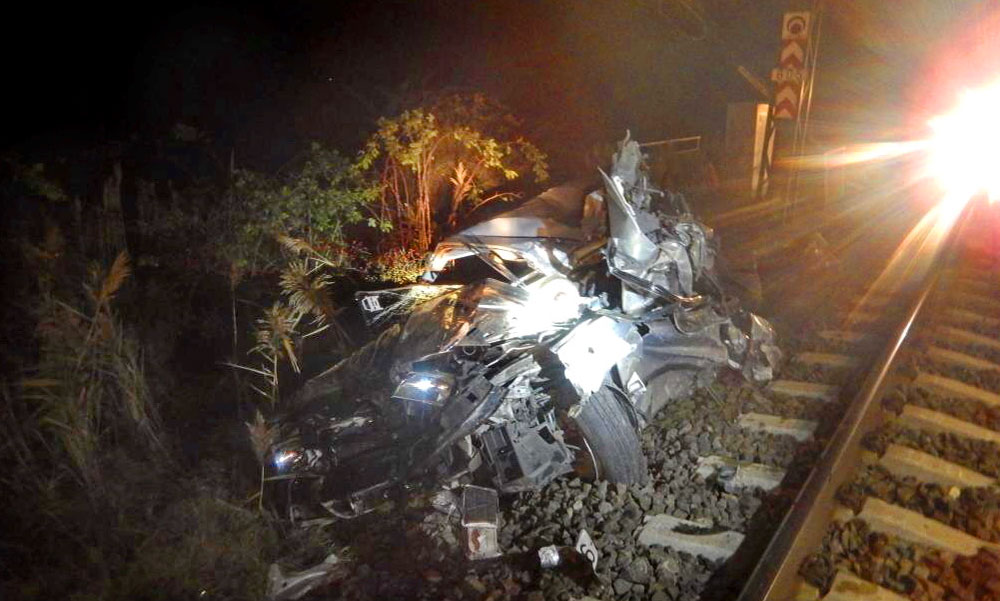 Ledarálta a vonat az autót, valóságos csoda, hogy az utolsó pillanatban ki tudott ugrani a sofőr