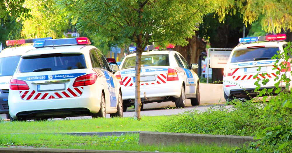 Ajándékokkal elcsalta, majd simogatta, csókolgatta a kisfiúkat egy férfi Bicskén: az iskola parkolójában csaptak le rá a rendőrök