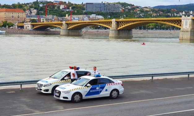 Káosz az utakon: hármas karambol Szigetszentmiklóson, a Margit hídon két autó rohant egymásba
