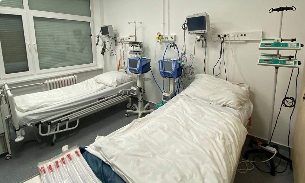 Újabb negatív rekord: 156-an haltak meg egy nap alatt és 6819 új fertőzöttet azonosítottak, közben a kormány korlátozás nélküli karácsonyt szeretne