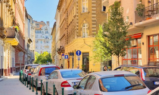 Ez lesz Budapesten is? Kitiltották Párizsból az idős dízel és benzines autókat