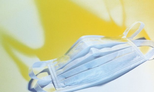 „Agyonverlek” Kiráncigáltak a boltból egy 64 éves asszonyt, mert lecsúszott a maszkja