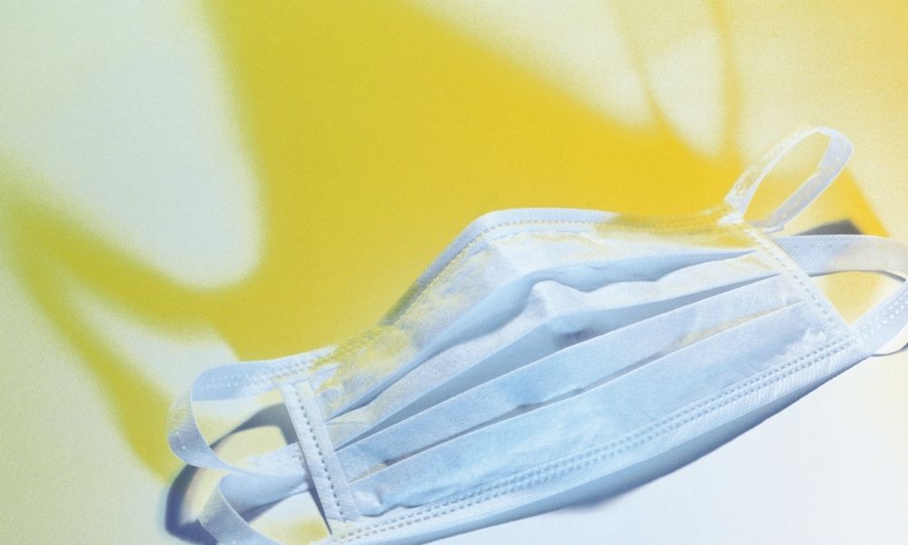 „Agyonverlek” Kiráncigáltak a boltból egy 64 éves asszonyt, mert lecsúszott a maszkja