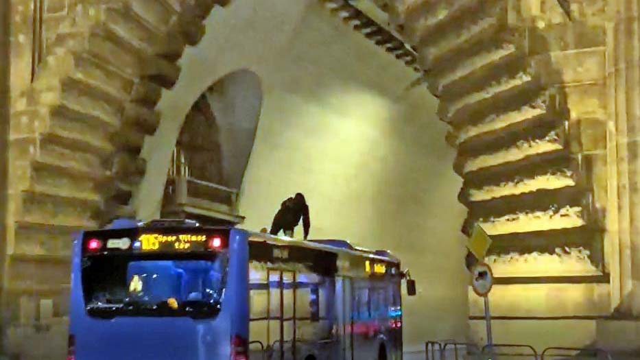 A 105-ös busz tetején utazott egy fiatal, a megálló tetejéről ugrott a járműre