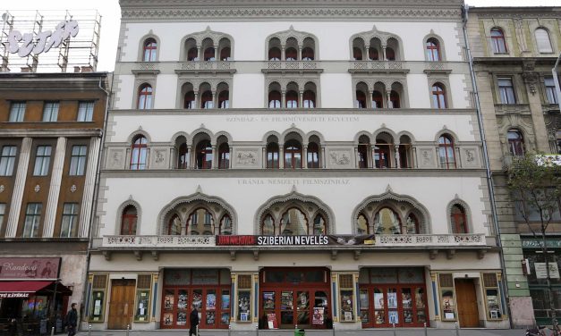 Az Uránia mozi épületét is elfoglalták a diákok: az éjszakát a tantermekben töltötték