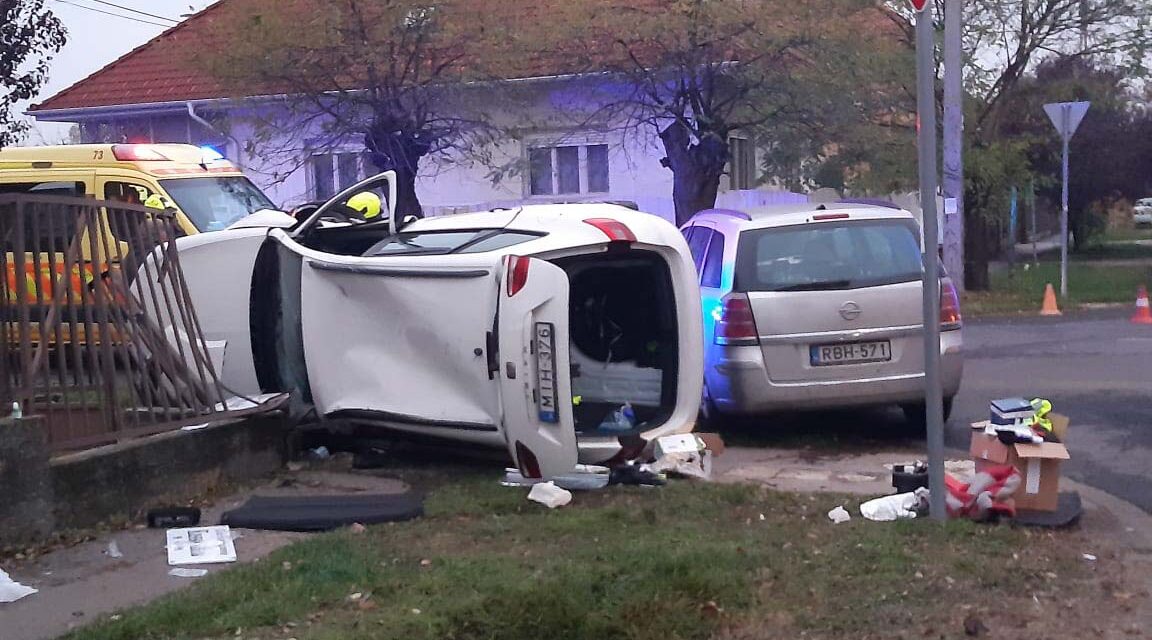 Súlyos baleset a 18. kerületben: kerítésnek csapódott, majd felborult egy autó