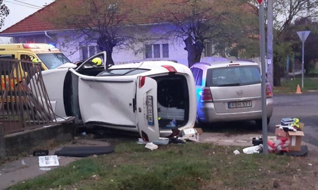 Súlyos baleset a 18. kerületben: kerítésnek csapódott, majd felborult egy autó