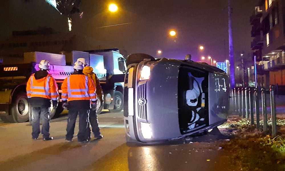 Nagy csattanás a Lurdy Háznál, friss jogsival szabálytalanul kanyarodott a sofőr, a másik autó az oldalán csúszva állt meg