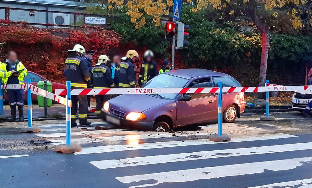 Beszakadt az úttest egy autó alatt Budán a körszállónál