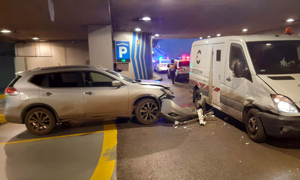 Pénzszállító autó és egy terepjáró ütközött az Allee mélygarázsában, temérdek pénzt kellett átpakolni