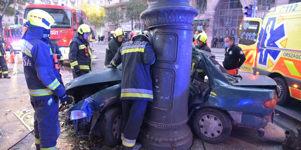 Sokkoló felvételeket tett közzé a rendőrség a Károly körúton történt balesetről: így csavarodott fel az oszlopra a 17 éves sofőr