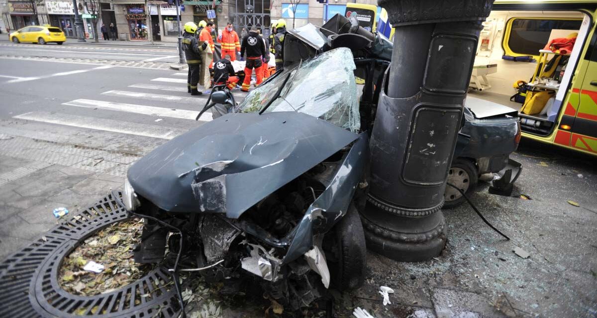 Kidöntött egy lámpát és egy parkolásgátló kőtüskét, mielőtt oszlopnak csapódott a Károly körúton a 17 éves fiú, akinek sem sikerült megmentei az életét