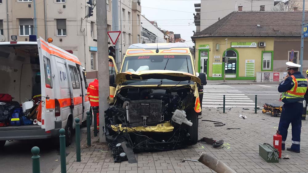 Kisbabához riasztották azt a mentőt amelyik karambolozott Óbudán, többen megsérültek, emberségből mégis jelesre vizsgáztak a balesetet szenvedett mentősök