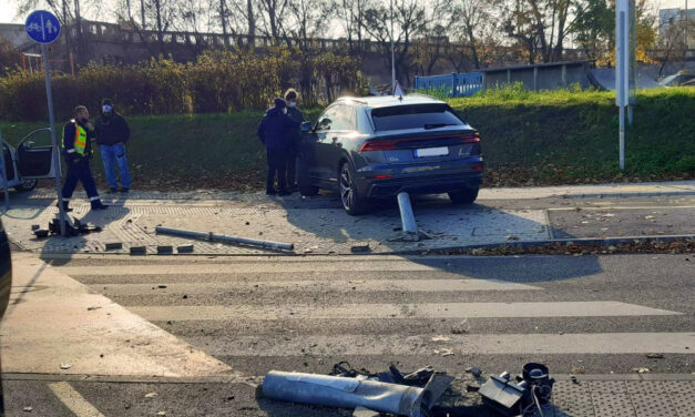 Egy táblán és egy jelzőlámpa oszlopán rongyolt át a Q8-as Audi, mert egy szabálytalan Suzukit akart elkerülni