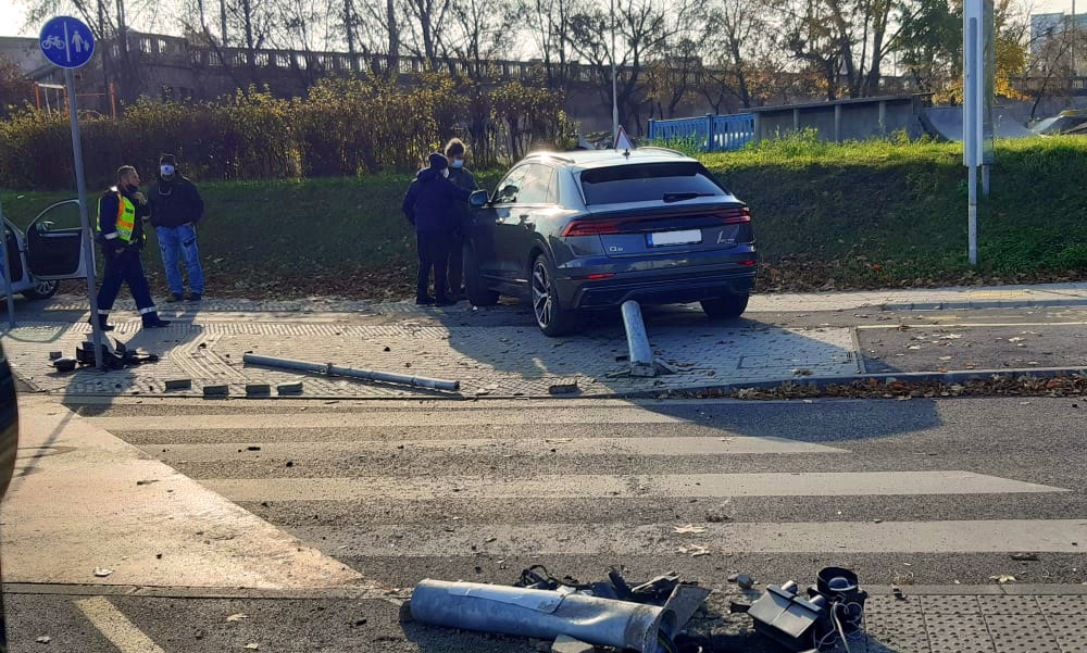 Egy táblán és egy jelzőlámpa oszlopán rongyolt át a Q8-as Audi, mert egy szabálytalan Suzukit akart elkerülni