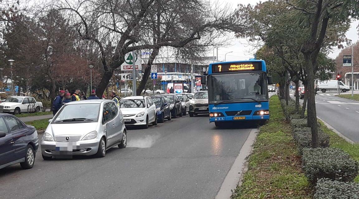 Óriási balhé tört ki a baleset után a 11. kerületben, a vétkes autó utasa előbb a kukákon, majd a BKV busz sofőrjén vezette le a dühét