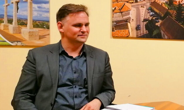 Kínos hangfelvétel: Melegnek és túl okosnak gondolta az új anyakönyvvezetőt a budakalászi jegyző, ezért inkább nem vette fel