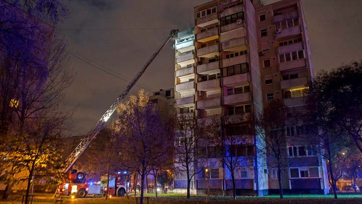 Egy 87 éves férfit menekítettek ki a kispesti paneltűzből a rendőrök, a környék lakói a kijárási tilalom miatt nem mertek kimenni az utcára, Facebookon ajánlották fel segítségüket a károsultaknak