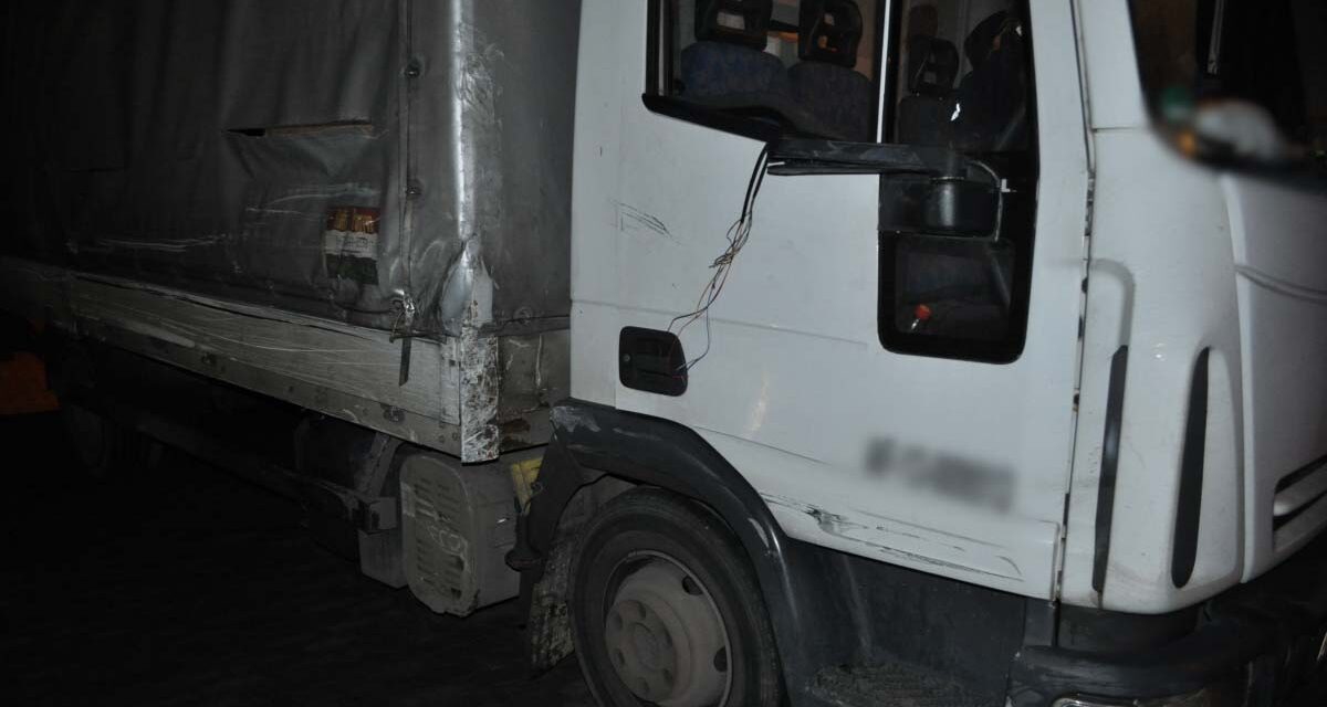 A belső sávban állt le a részeg kamionos az M3-ason, előtte kidöntött egy sorompót és összetört két autót