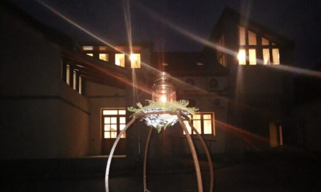 Gémesi Györgytől érkezett Budakalászra a Betlehemi Láng: a Városháza udvaráról bárki vihet haza a fényből