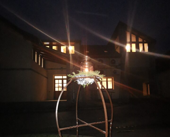 Gémesi Györgytől érkezett Budakalászra a Betlehemi Láng: a Városháza udvaráról bárki vihet haza a fényből