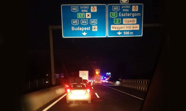 Felborult egy vascsöveket szállító kamion az M2-esen, a helyszín közelében több kilométeres dugó alakult ki