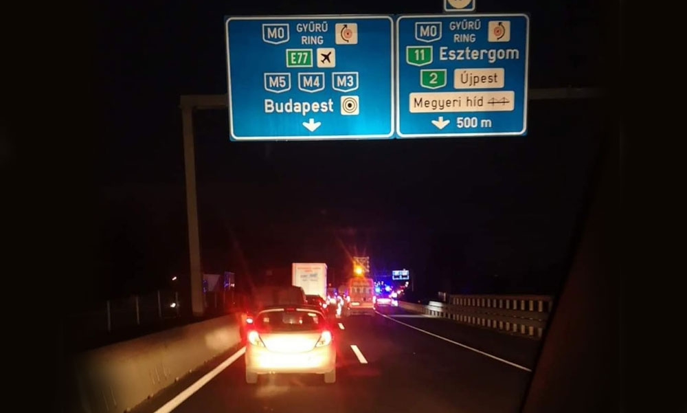 Felborult egy vascsöveket szállító kamion az M2-esen, a helyszín közelében több kilométeres dugó alakult ki