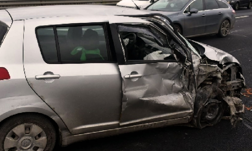 Buszbaleset: Többen megsérültek az oldalára dőlt buszban, egy 77 éves asszony pedig nagy karambolt okozott az M6-oson