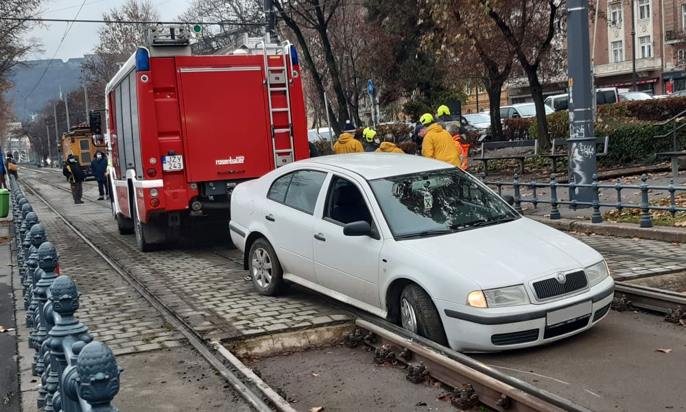 Villamossínre hajtott egy piás sofőr a Lánchídnál, tele volt az autója üres sörösdobozokkal, azt mondta mindet megitta
