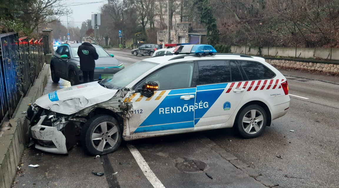 Rendőrautók karamboloztak a 12. kerületben, az egyik rendőr sokkos állapotba került, kórházba szállították