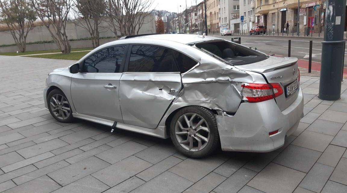 Villamossal ütközött egy szabálytalanul kanyarodó autós a Margit körúton: a sofőr sokkot kapott a baleset miatt