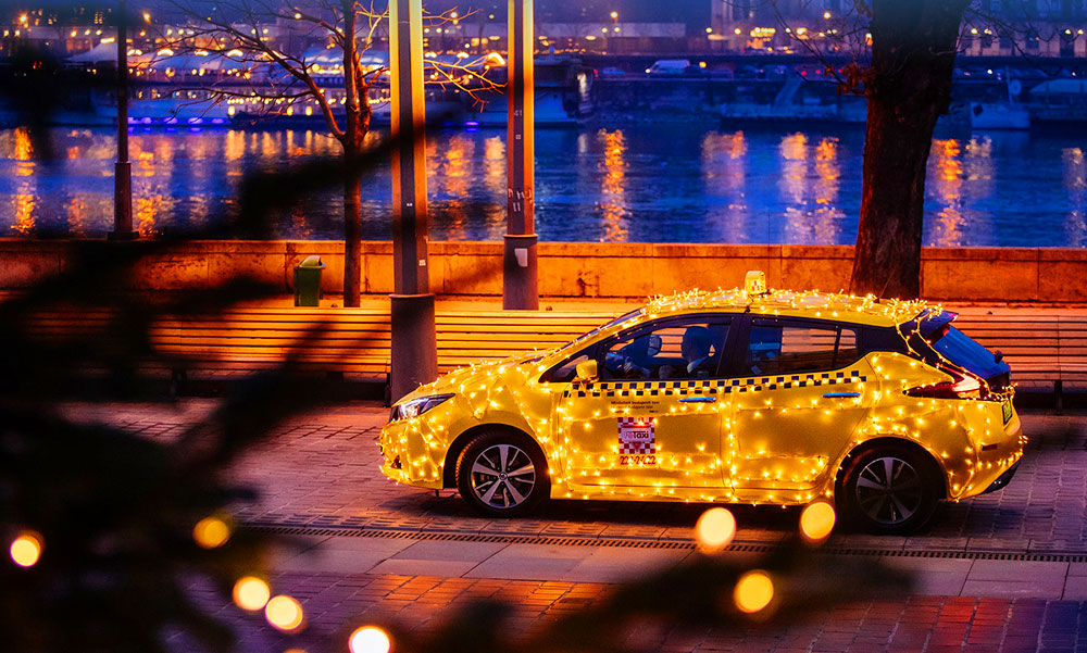 Különleges fénytaxi járja Budapest utcáit
