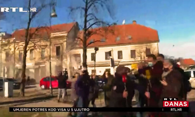 Pánik a sajtótájékoztatón, a horvát RTL Híradója örökített meg ahogy hirtelen ismét rengeni kezd a föld és összedőlnek az épületek, Magyarországon is érezték a földmozgást