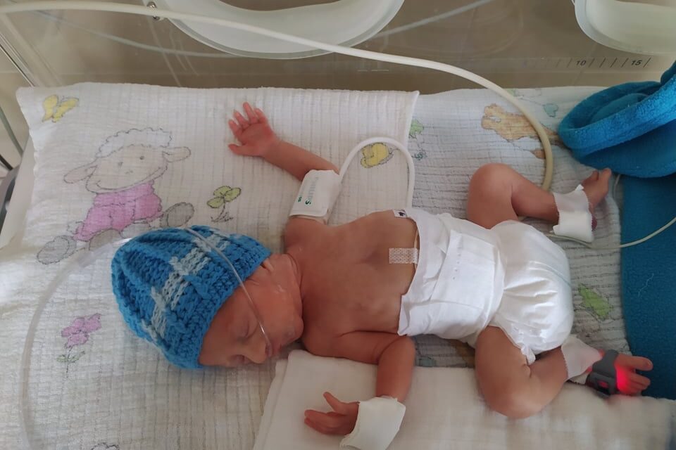 „Két hét lélegeztetőgépen töltött idő után 11.30-án az anya elhunyt, 29 évesen” – császármetszés után került lélegeztetőgépre a kismama, kisfia életét megmentették az orvosok