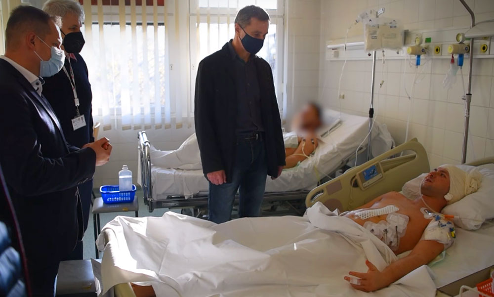 „Gyógyulj meg Peti!” – megható videót készítettek kollégái a megkéselt rendőrnek, amelyet a rendőrség vezetői a kórházban játszottak le az őrmesternek