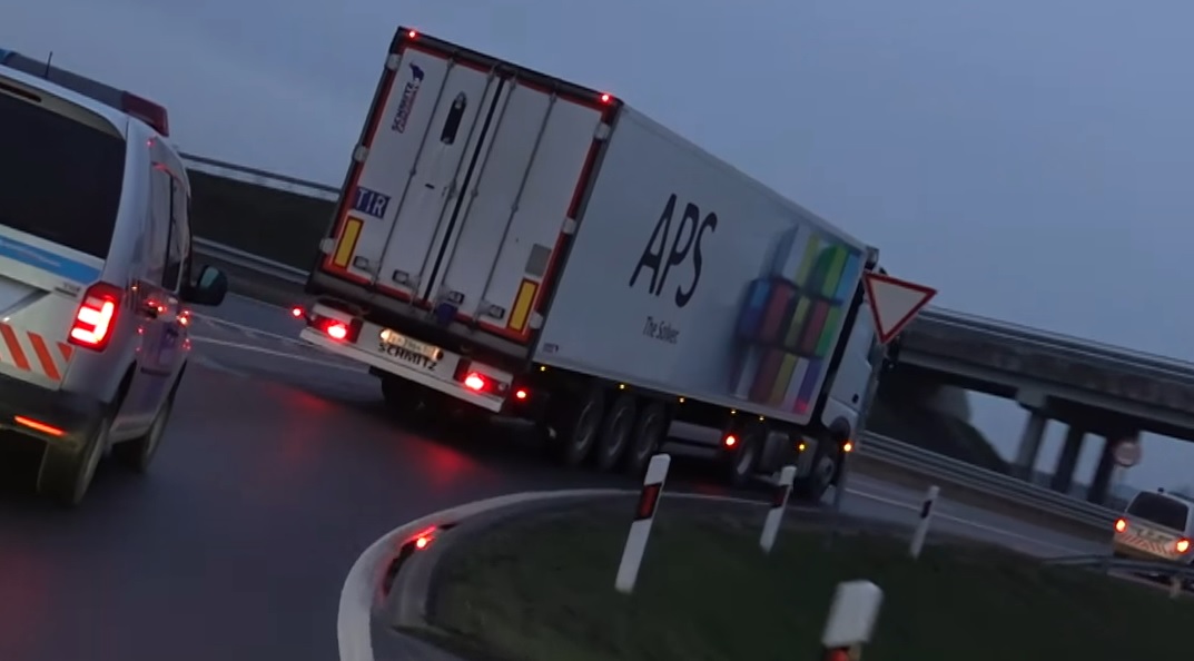 6000 ampullányi orosz vakcina érkezett Magyarországra – videó
