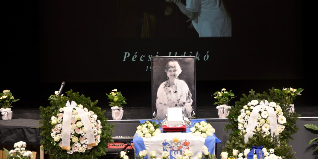 „Ildikó, csókolom, csókolom” – sírva búcsúzott Gödöllő díszpolgárától, Pécsi Ildikótól Gémesi György