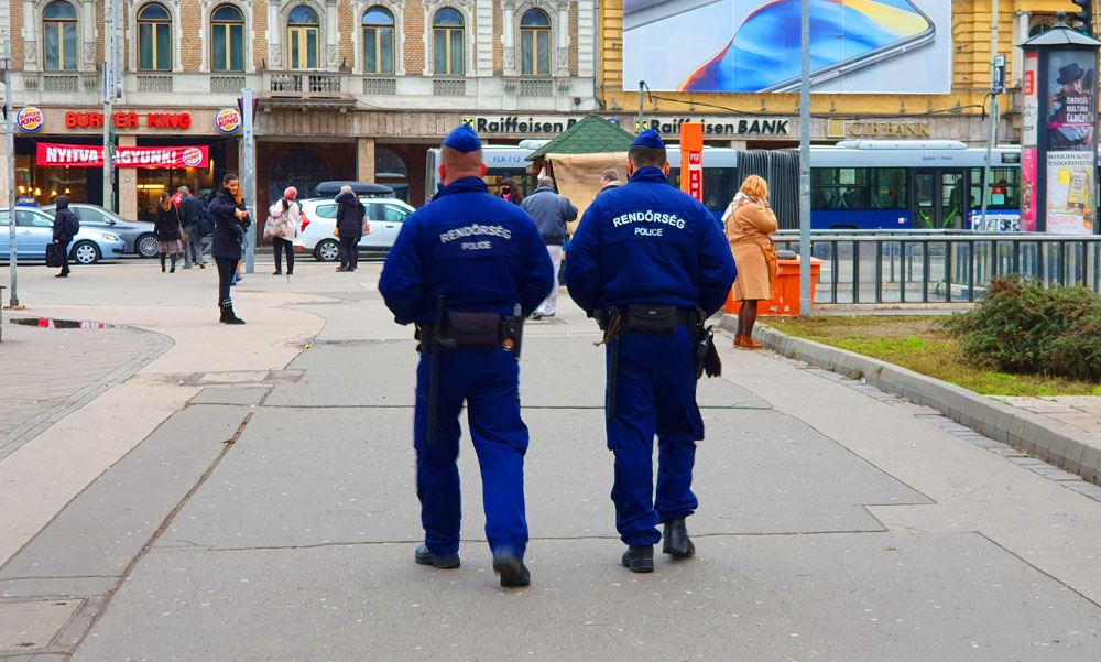 Támadás a Blaha Lujza téren, megrugdostak, megkéseltek és kiraboltak egy férfit