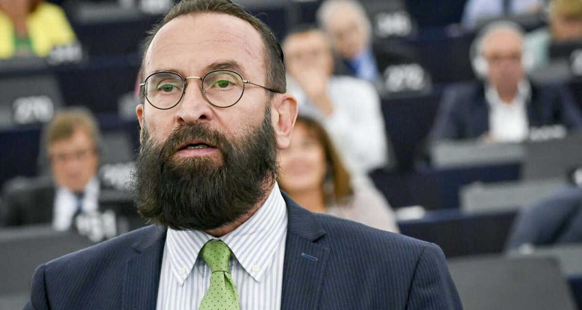 Elismerte Szájer József, hogy jelen volt a tiltott brüsszeli partin, de szerinte ez csak egy házibuli volt és kábítószert sem fogyasztott