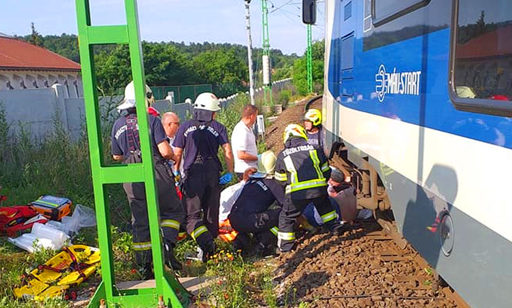 Tragédia Veresegyházon: vonat alá zuhant egy fiatal férfi, több végtagját is levágta a szerelvény