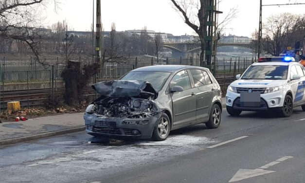 Újabb baleset Budapesten – Hármas karambol a 2. kerületben, egy autó kigyulladt – Képek a helyszínről