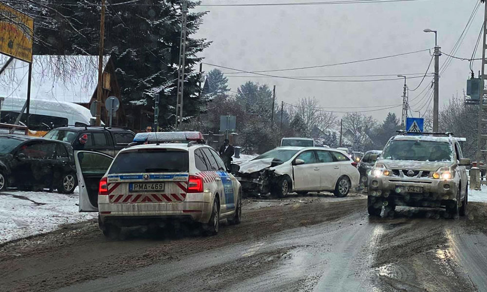 Tömegkarambol az M1-M7 bevezetőn, kicsúszások mindenfelé, durva melegfront érkezik, őrület lesz az utakon