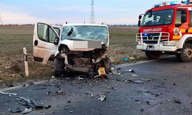 Frontális ütközés Százhalombattánál, a sofőr meghalt, hárman megsérültek
