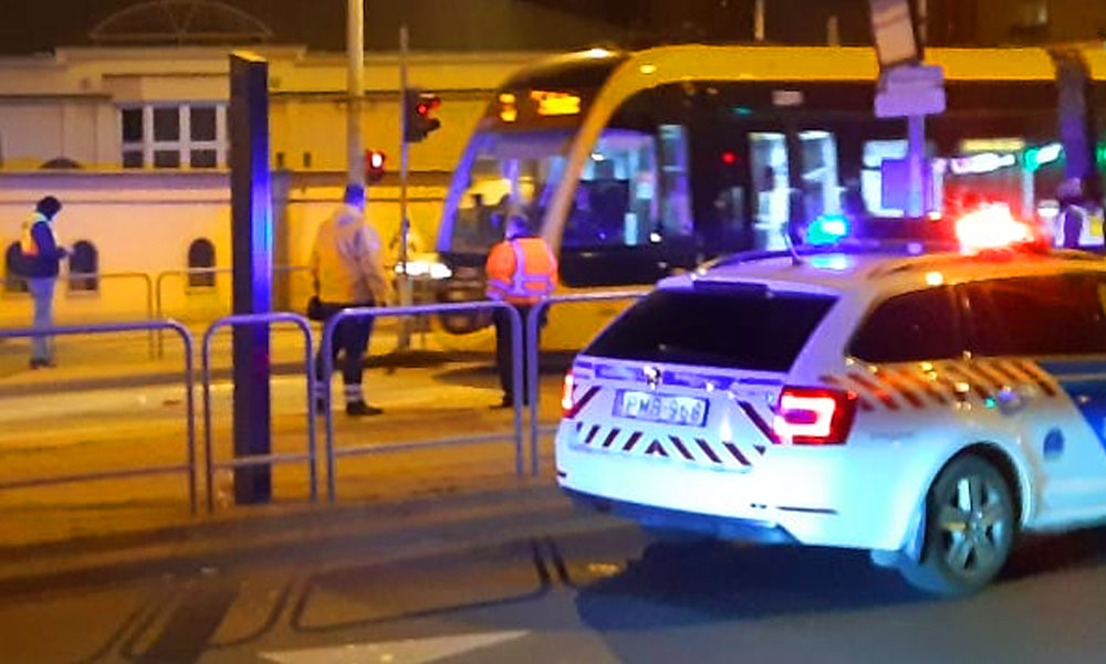 Gázolt a villamos, az első kerekek alá szorult a gyalogos, súlyosan megsérült