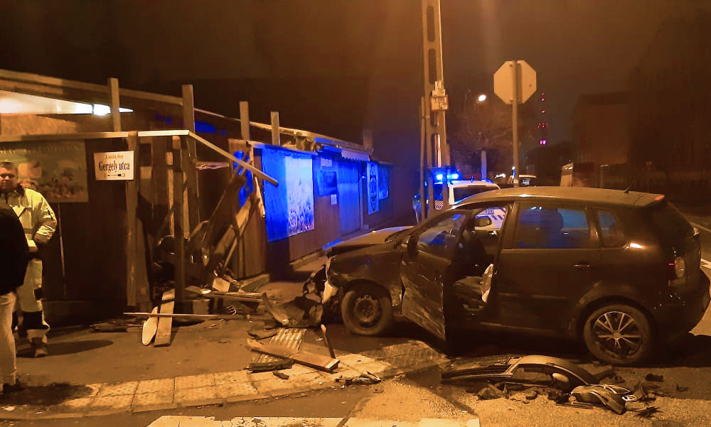 Zöldségboltba csapódott egy autó, kórházba vitték a sofőrt